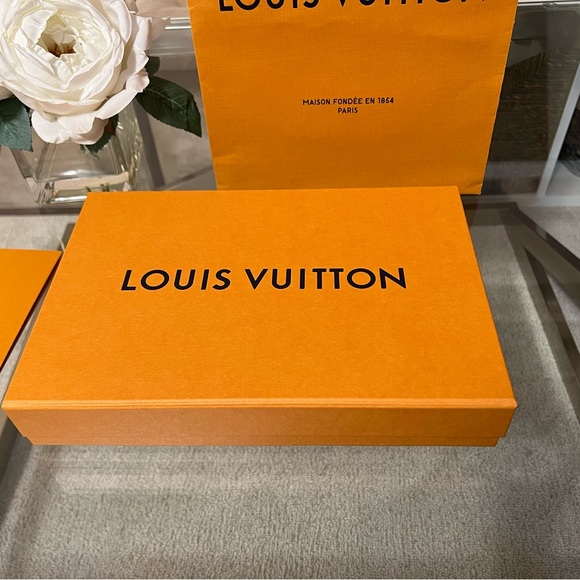 Small Louis Vuitton Magnetic Gift Box Set - Picture 2 of 16